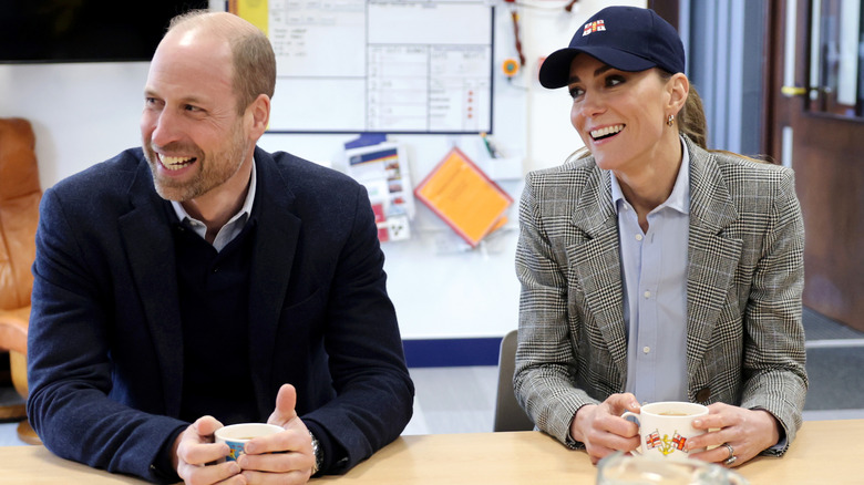 Kate Middleton et le prince William s'entretiennent avec les membres de l'équipage lors de leur visite à la RNLI Tower Station le 12 mars 2026 à Londres