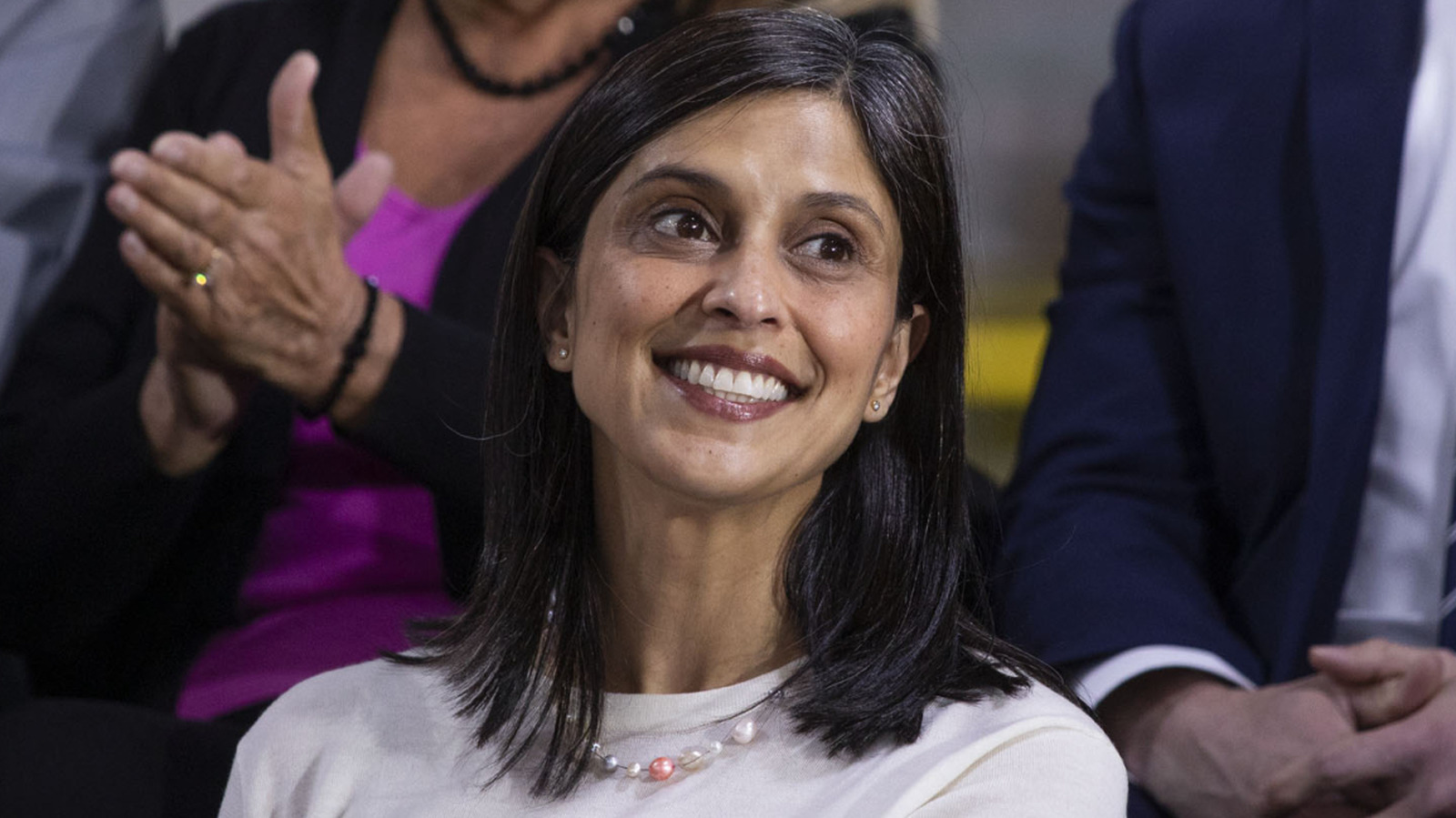 Usha Vance fait trop d'efforts avec cette formule de tenue obsolète (et cela fait grincer des dents les millénaires)