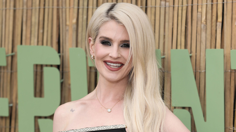 Kelly Osbourne sourit sur le tapis rouge en 2025