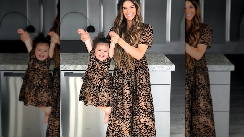 Taylor Frankie Paul dans une robe à imprimé léopard