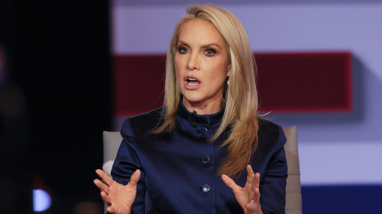 Dana Perino assise à un bureau