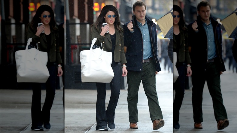 Lauren Graham marchant sous la pluie