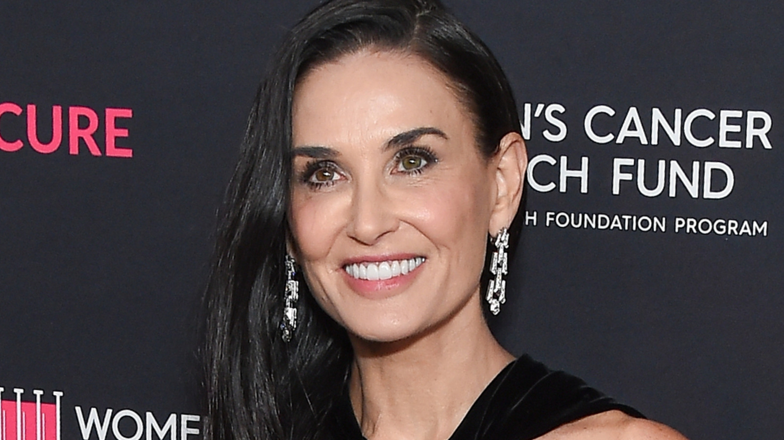 Les photos avant et après mettent en évidence la transformation des dents de Demi Moore