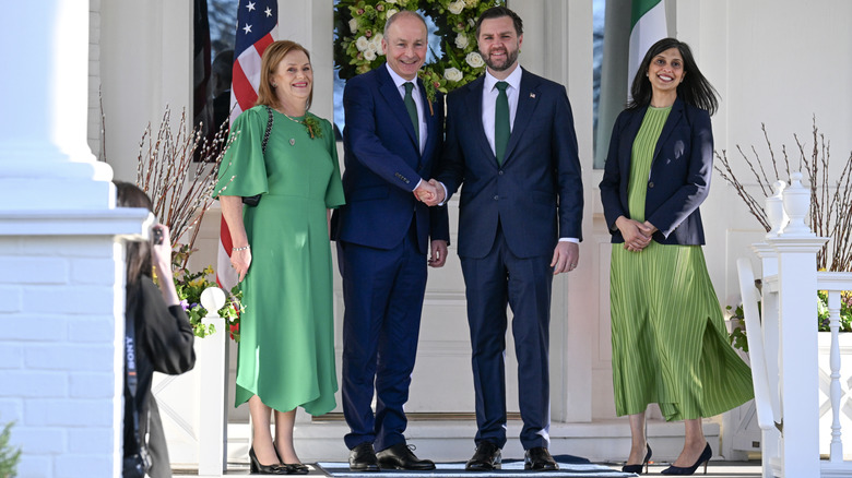 Usha et JD Vance avec le Taoiseach d'Irlande, Micheál Martin, et son épouse, Mary O'Shea, le 17 mars 2026