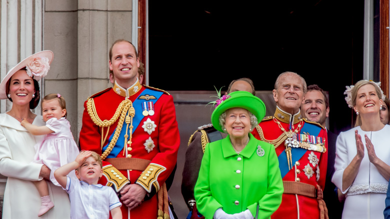 La famille royale au balcon du palais de Buckingham