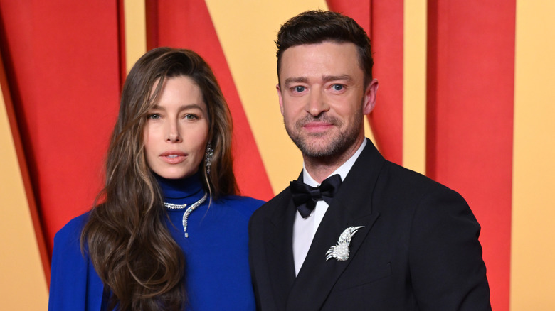 Jessica Biel et Justin Timberlake posant ensemble sur le tapis rouge