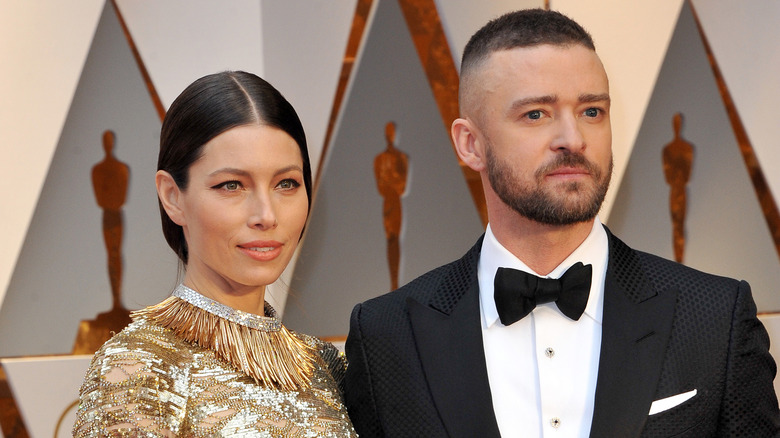 Jessica Biel et Justin Timberlake posant ensemble sur le tapis rouge