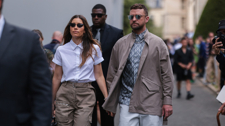 Jessica Biel et Justin Timberlake marchant ensemble dans la rue et se tenant la main