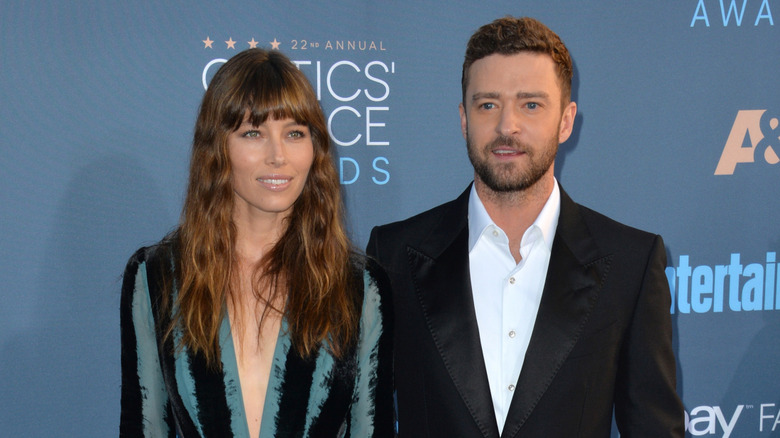 Jessica Biel et Justin Timberlake posant ensemble sur le tapis rouge