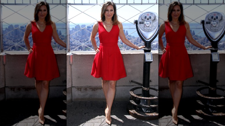 Ginger Zee à l'Empire State Building vêtue d'une robe rouge jusqu'aux genoux et de talons nude