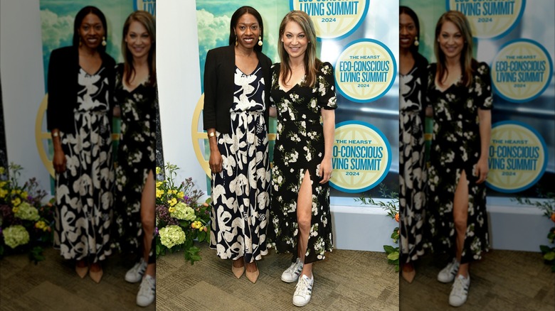 Ginger Zee posant avec Monique Valeris en portant une robe d'été fendue et des baskets