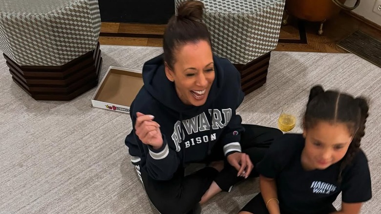 Kamala Harris aux côtés de ses petites-nièces jouant à Connect Four