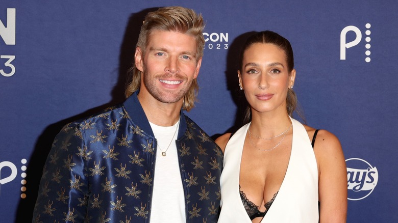 Amanda Batula et Kyle Cooke posant ensemble sur le tapis rouge