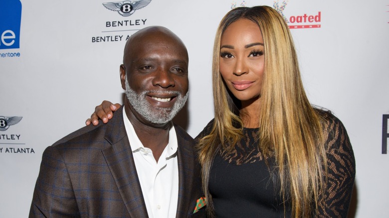 Cynthia Bailey et Peter Thomas souriant ensemble sur le tapis rouge