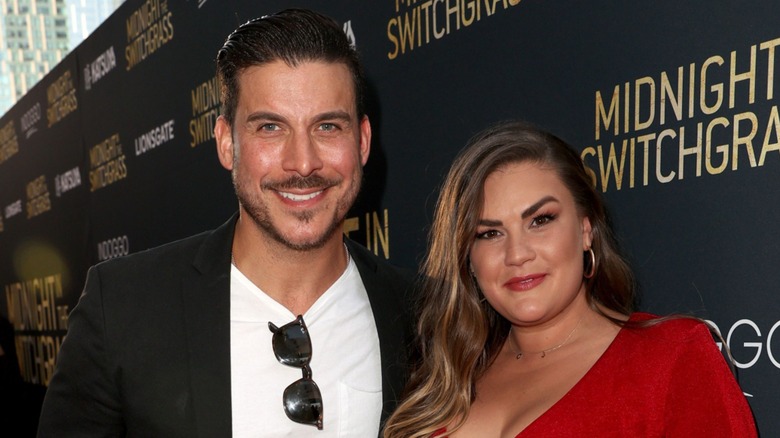 Brittany Cartwright et Jax Taylor posant ensemble sur le tapis rouge