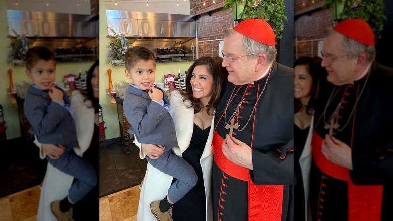 Rachel Campos-Duffy tenant son fils à côté du cardinal Raymond Leo Burke