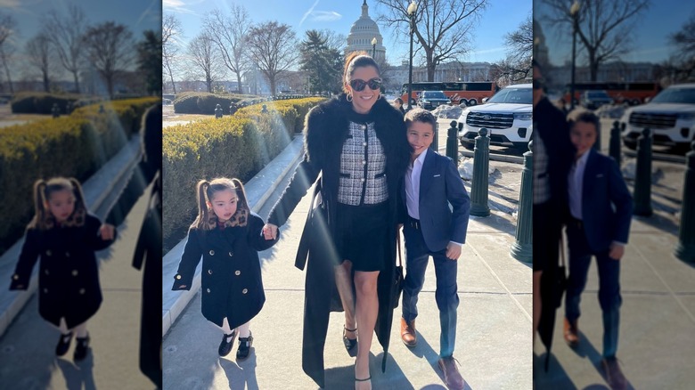 Rachel Campos-Duffy marche main dans la main avec ses enfants