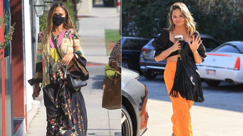 Chrissy Teigen marchant dans la rue en août 2020 et saluant dans un parking en février 2021, photos côte à côte
