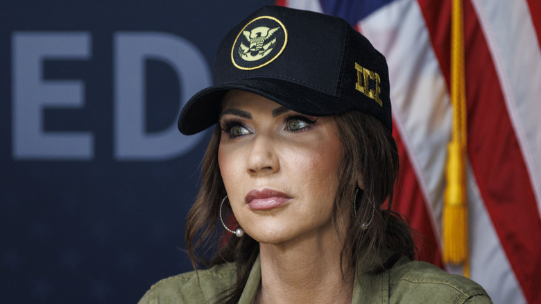 Kristi Noem s'adressant aux journalistes lors d'une conférence de presse