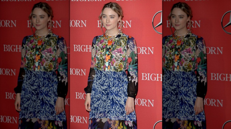 Saoirse Ronan posant