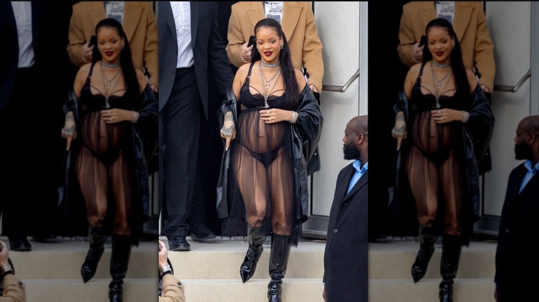 Rihanna posant en tenue de maternité