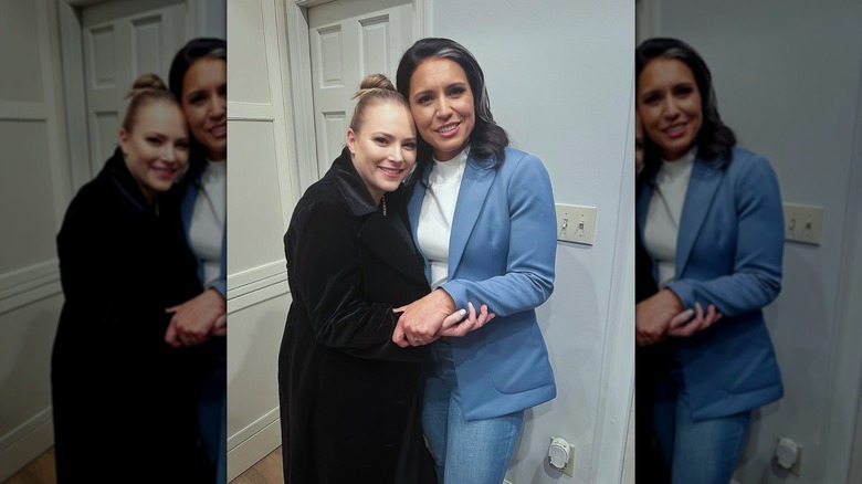 Tulsi Gabbard et Meghan McCain s'embrassent en janvier 2025