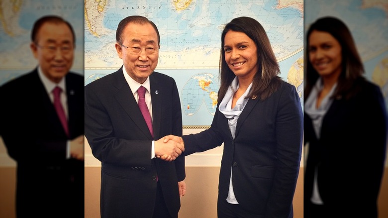 Tulsi Gabbard serrant la main du secrétaire général Ban Ki-Moon en avril 2015
