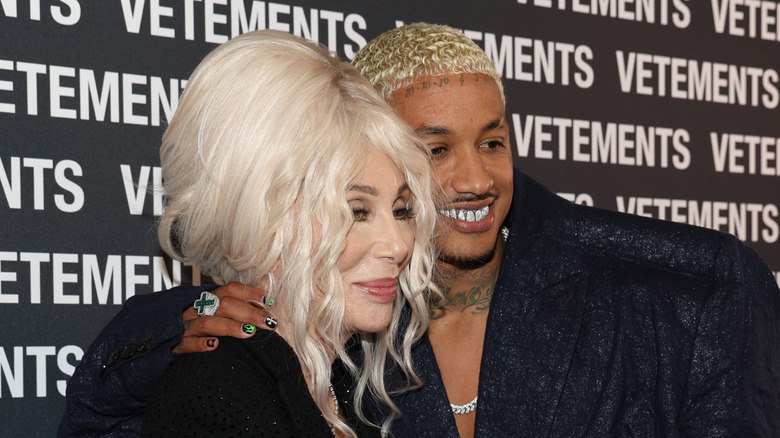 Cher a les cheveux blancs alors qu'elle embrasse Alexander Edwards