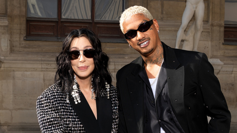 Cher aux côtés d'Alexander Edwards, tous deux portant des lunettes de soleil