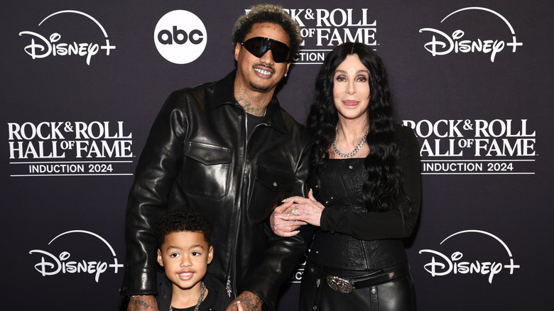 Cher lie les bras à Alexander Edwards qui se tient aux côtés de son fils