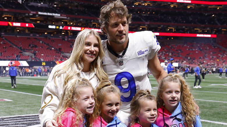 Kelly Stafford aux côtés de son mari, Matthew Stafford et de leurs enfants