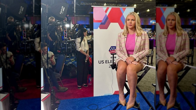 Karoline Leavitt assise dans un tailleur jupe beige et rose.