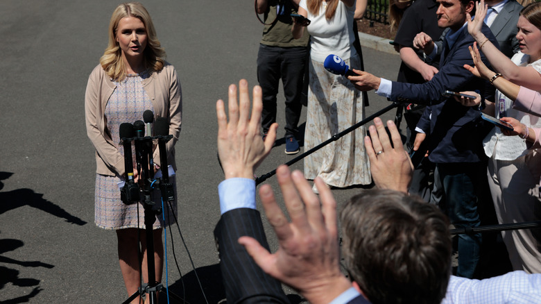 La secrétaire de presse de la Maison Blanche, Karoline Leavitt, s'entretient avec les journalistes