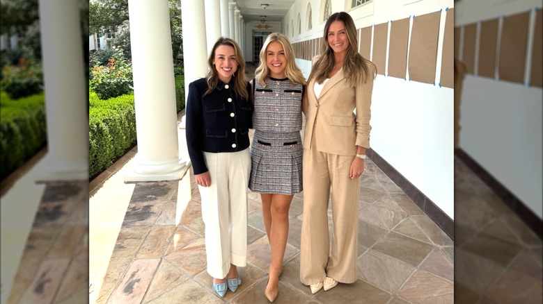 Karoline Leavitt à la Maison Blanche avec deux autres femmes