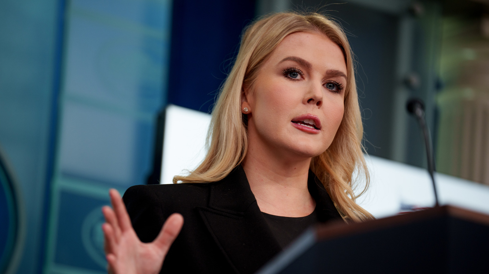 Karoline Leavitt : des tenues trop courtes pour être adaptées au travail