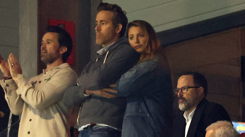 Blake Lively et Ryan Reynolds lors d'un match à Wrexham