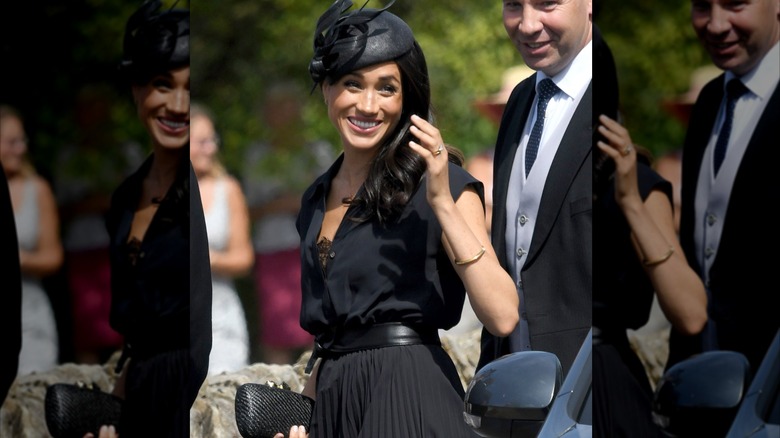 Meghan Markle souriant et saluant