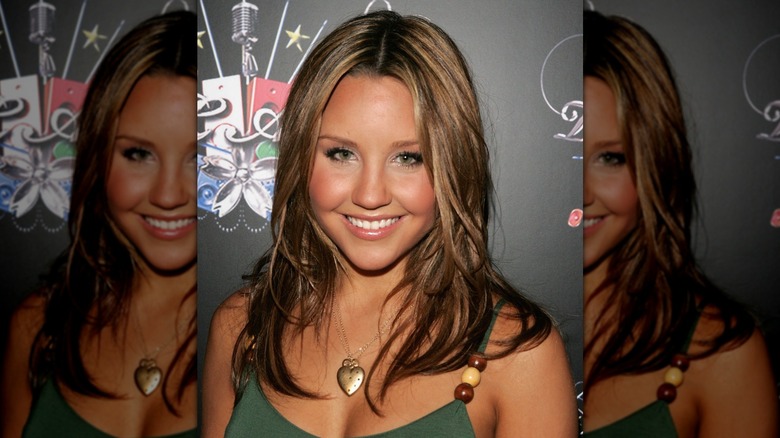 Amanda Bynes sourit avec des cheveux bruns courts