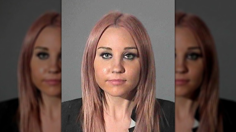 Amanda Bynes pose avec des cheveux rose pastel