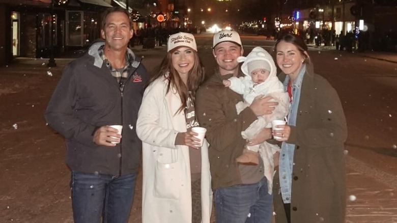 Bryon Noem et Kristi Noem posant avec leur fille et sa famille dans la neige