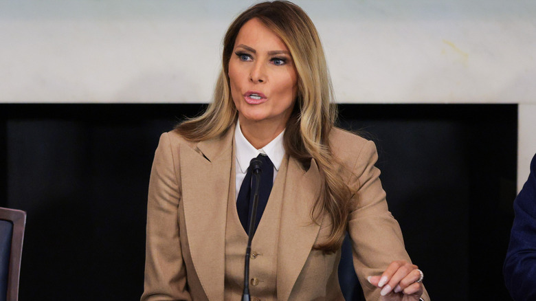 Melania Trump s'exprime lors d'une table ronde au Capitole des États-Unis le 3 mars 2025 à Washington, DC.