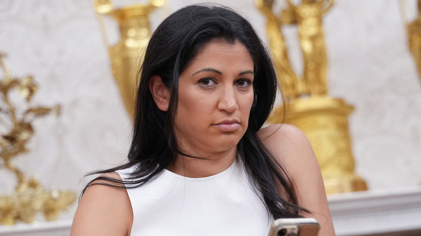 Des photos de Katie Miller qui ont mis en évidence sa cécité évidente des sourcils