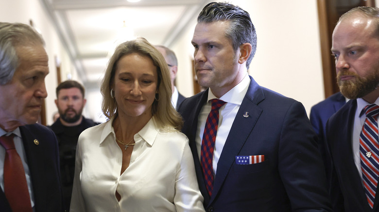 Jennifer Hegseth en chemise blanche