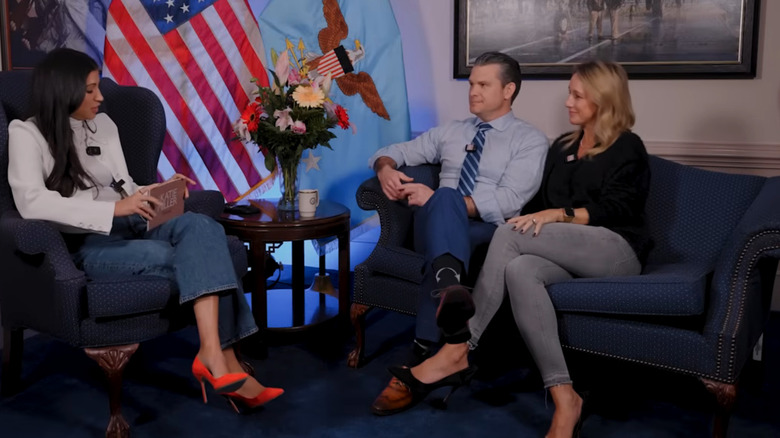 Katie Miller interviewant Pete Hegseth et Jennifer Hegseth