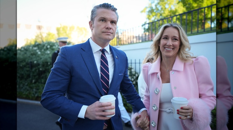 Pete Hegseth et Jennifer Hegseth se tenant la main