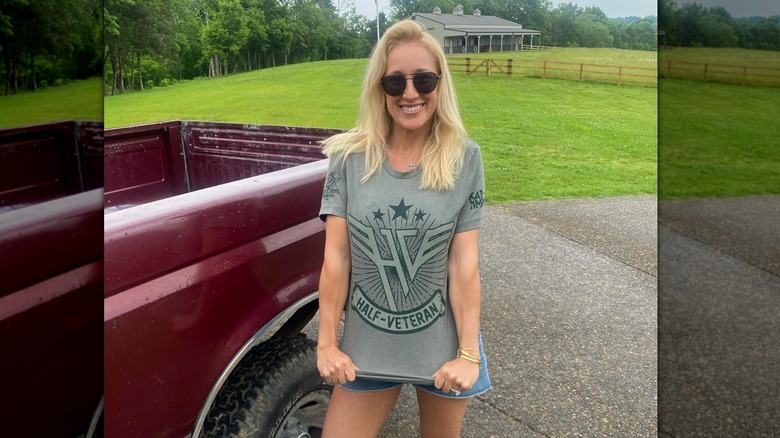 Jennifer Hegseth porte un t-shirt gris