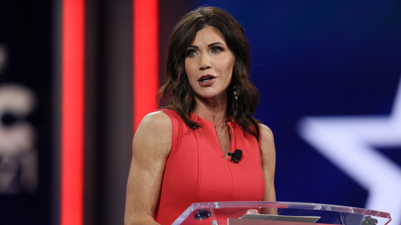 Kristi Noem prend la parole sur un podium de CPAC en 2021