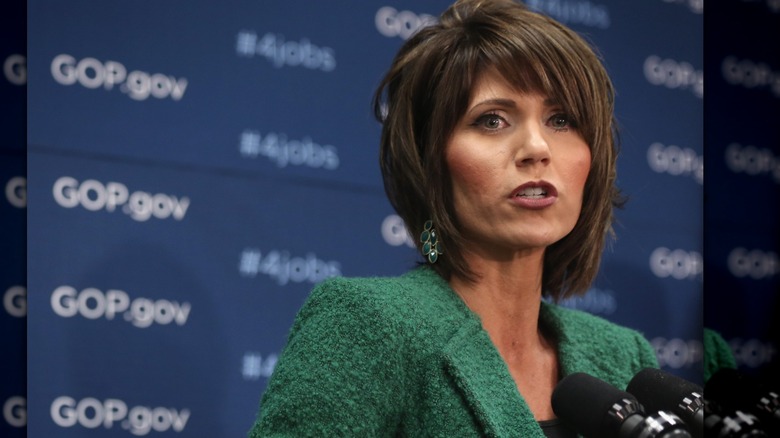 Kristi Noem prononce un discours en portant une veste verte