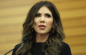 L'évolution complète de la beauté de Kristi Noem en images