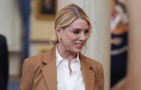 Pam Bondi ne peut tout simplement pas esquiver les rumeurs de chirurgie plastique